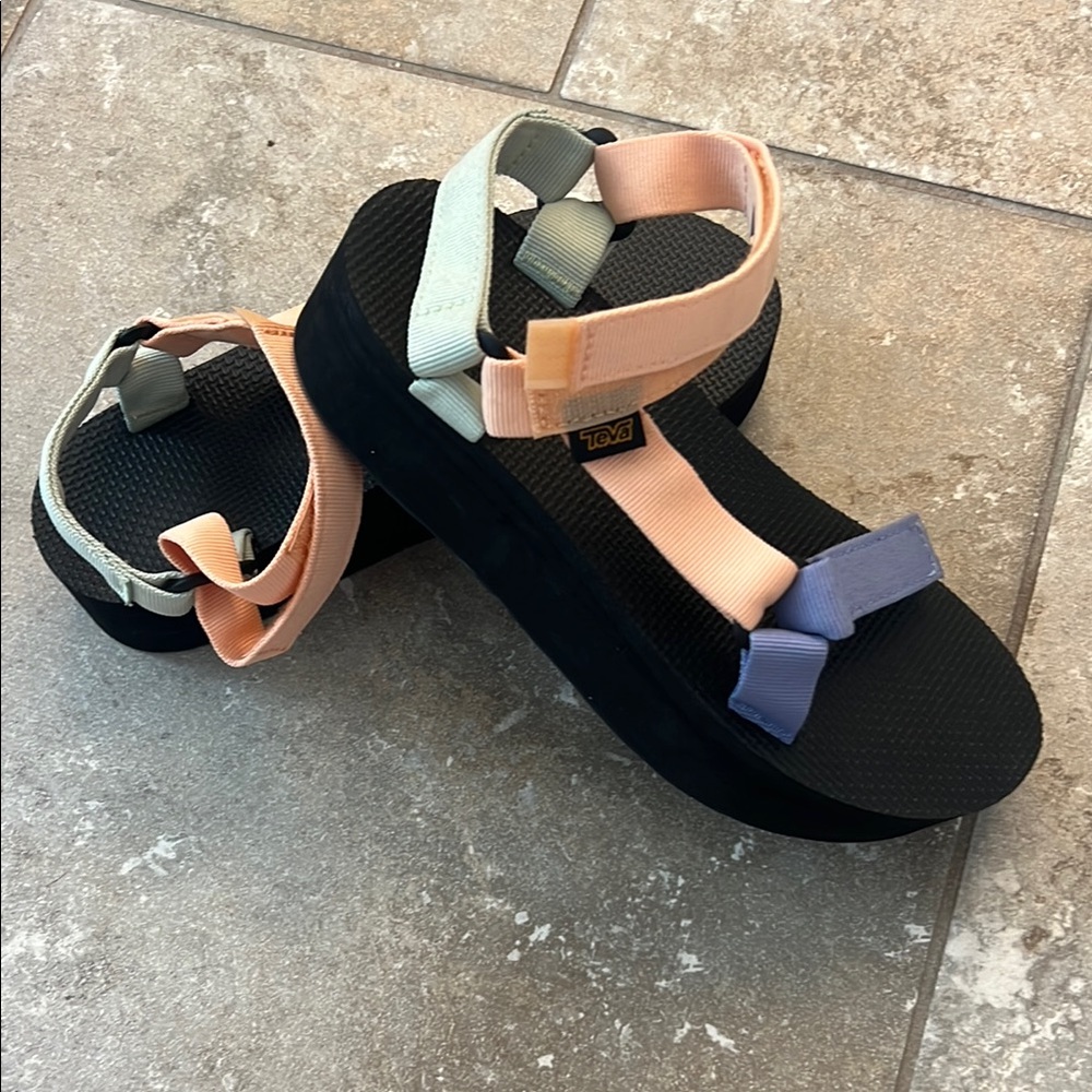 NWOT- Teva Women's W Flatform Universal Sandal Size 9 Sherbet Multi Color